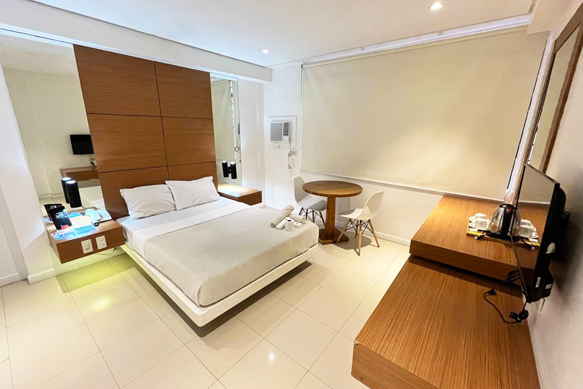 bedbox hotel room queen bed